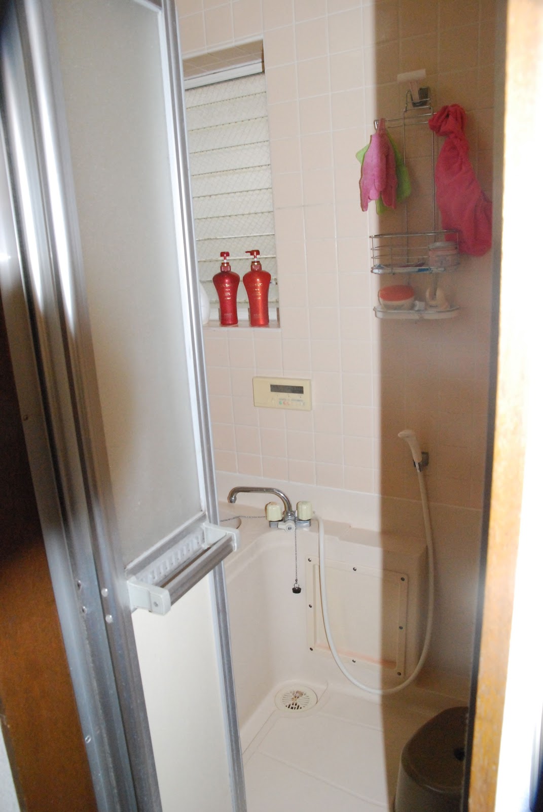 Dusche Im Badezimmer Im Japanischen Style, Sie Werfen Sich In Schale Dusche Im Badezimmer Im Japanischen Style, Sie Werfen Sich In Schale