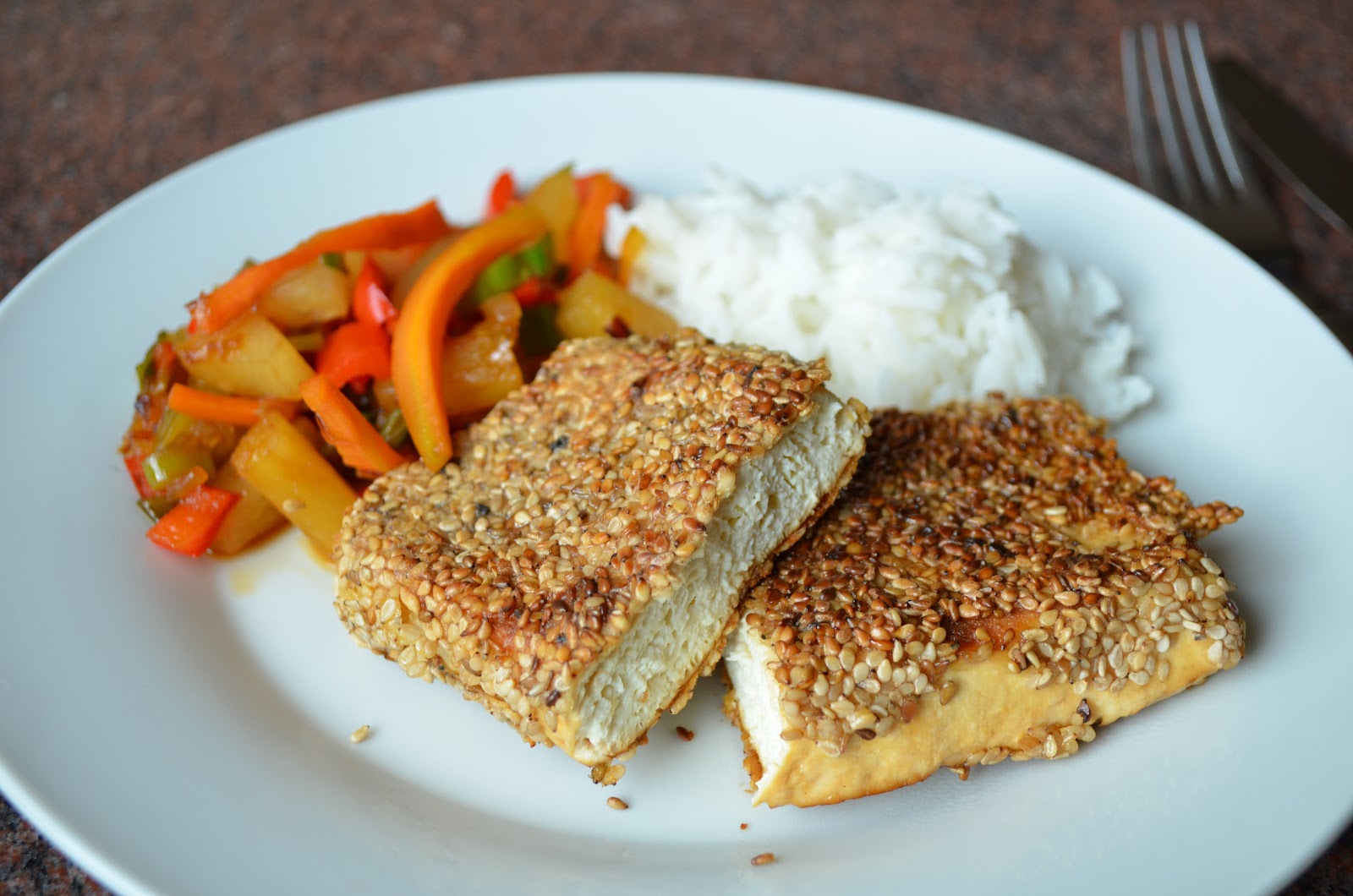 Miri&amp;#39;s Kitchen: Sesam Tofu mit süß-saurem Gemüse und Reis