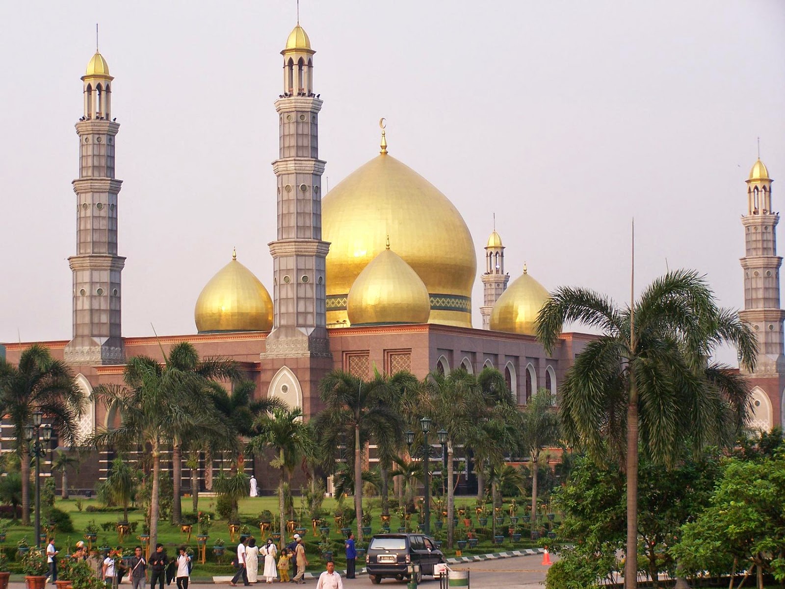 kubah emas tertata rapi dan asri