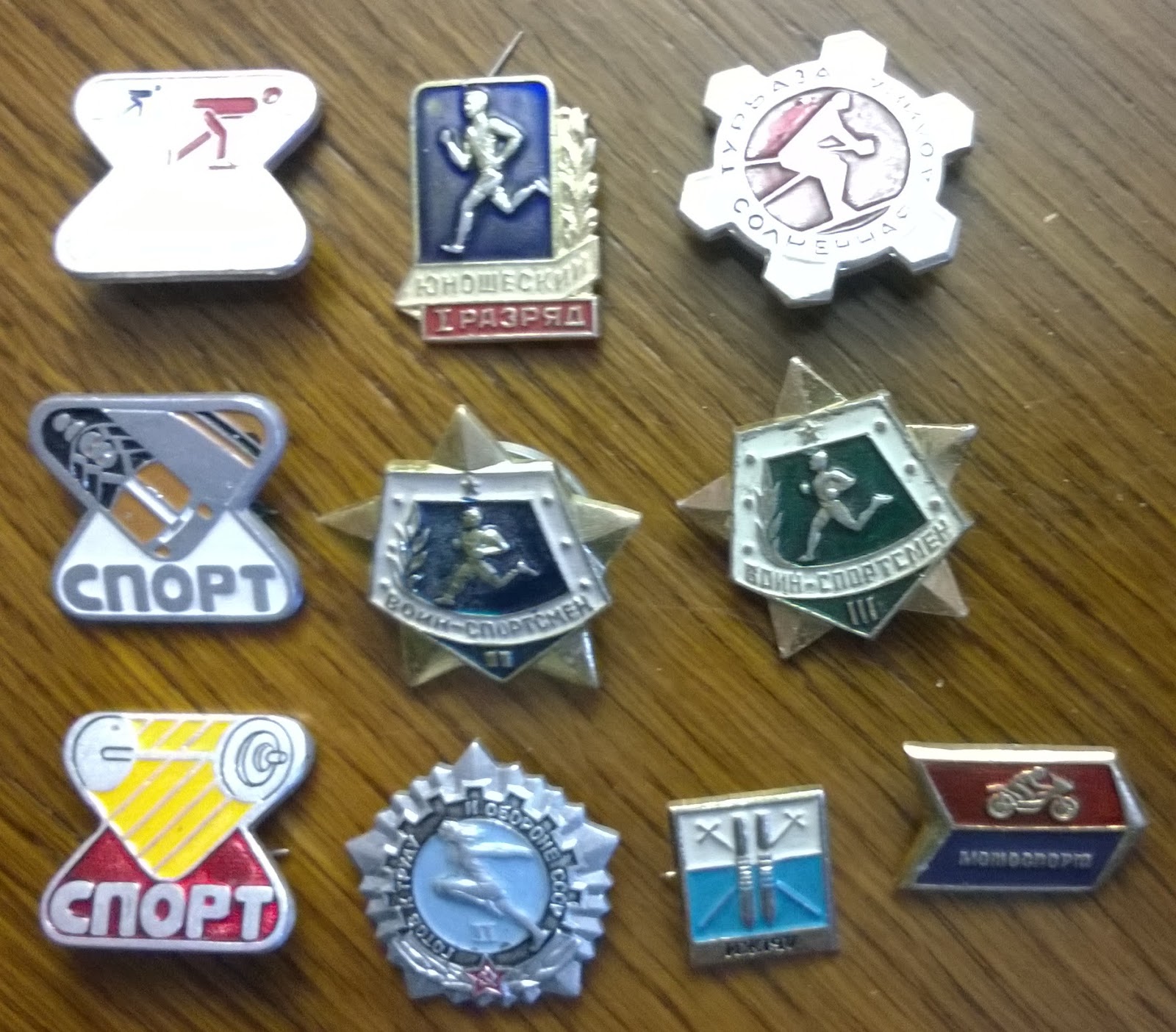 значки оптом дешево. значки оптом дешево. значки оптом дешево. сувениры значок. стенд деревянные под значки.