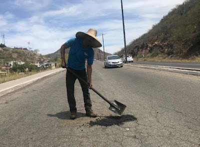 Poblanos bachean las carreteras de Guaymas