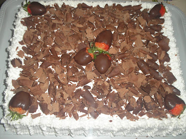 bolo de chocolate com morangos