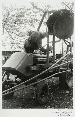 Ché Guevara Encima del Tractor (1962) by Korda