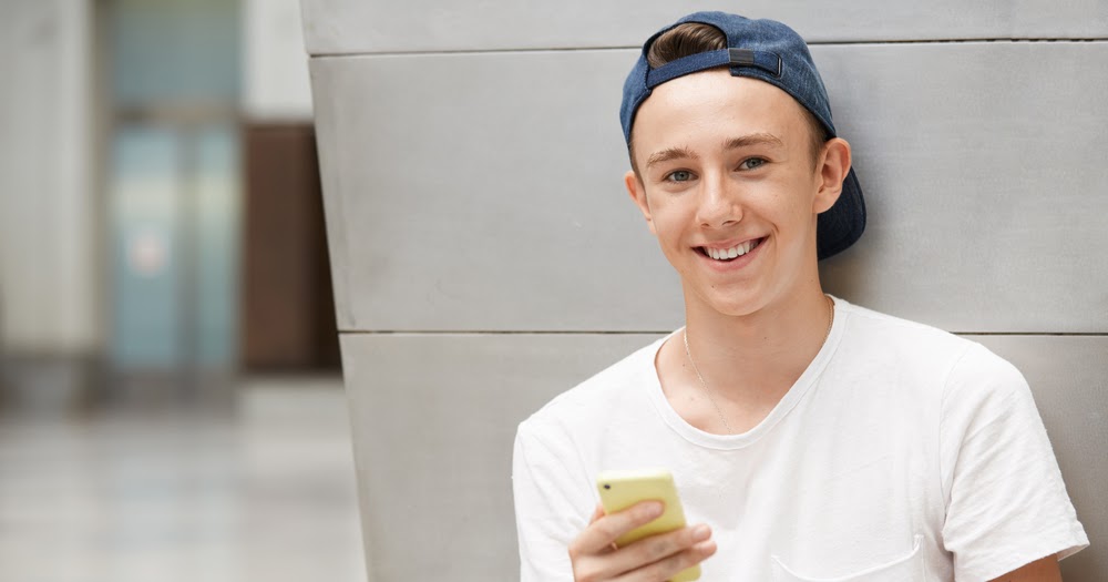 Life-Hack: Teenager spart täglich bis zu 50 Minuten, indem er alle Sprachnachrichten mit ???? beantwortet