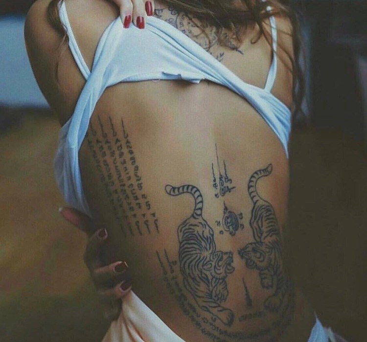 Vemos un tatuaje de línea fina elegante