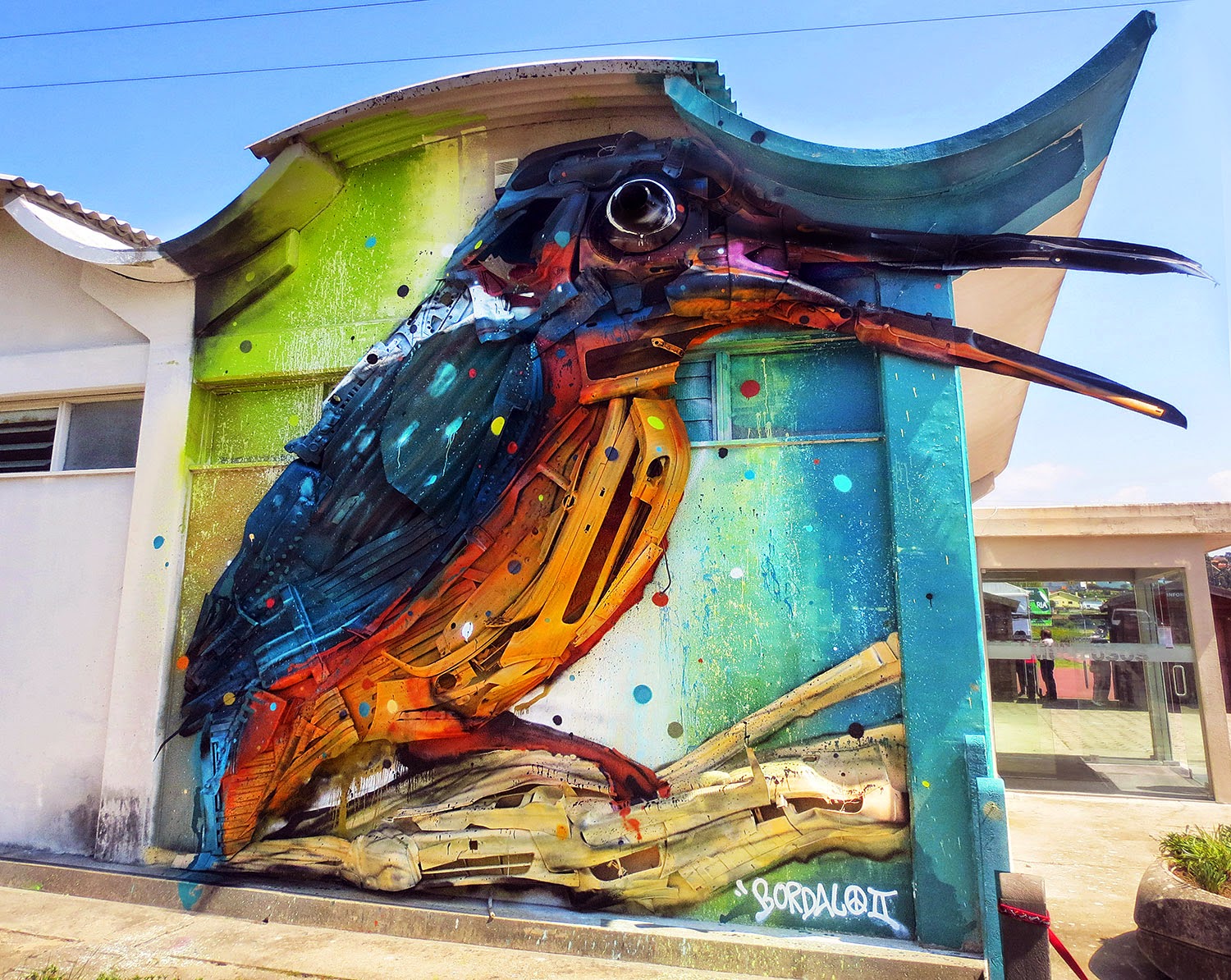 Our buddy Bordalo II was recently invited for the Estarreja Birdwatching Fair in Portugal where he worked on a brand new street installation.