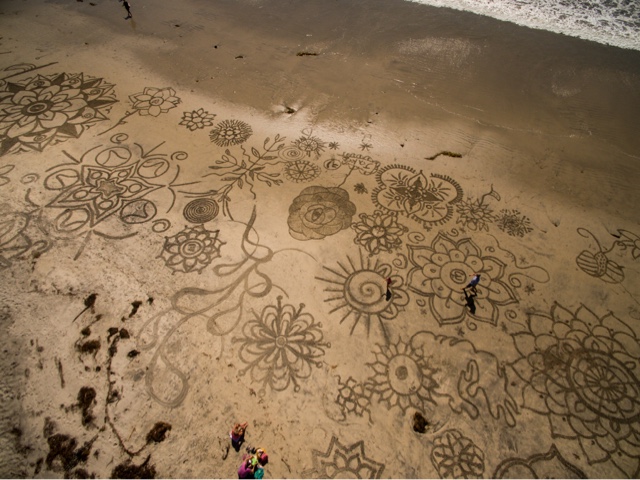 melukis-di-pantai-hasilnya-keren melukis-di-pantai-hasilnya-keren
