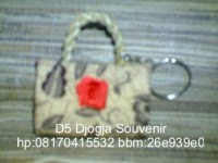 souvenir pernikahan murah, souvenir gantungan kunci tas batik