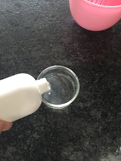 Mise du savon dans un récipient pour réalisation pâte à modeler lavante pour le bain