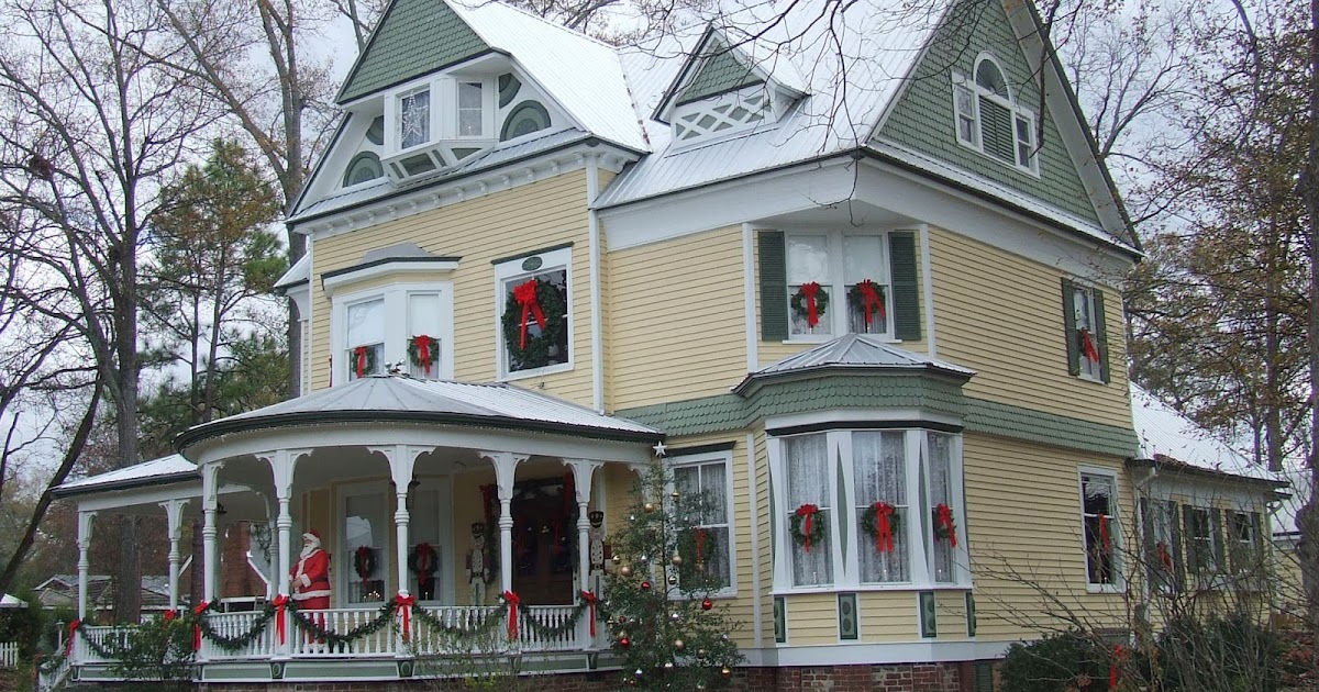 My Blue Cottage: Favorite Decorated House for Christmas