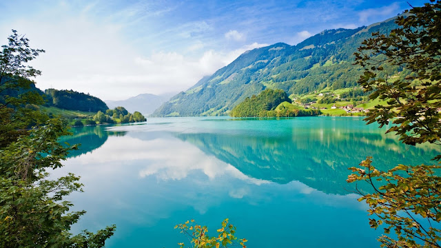 HD wallpaper met een bergmeer met helder blauw water.