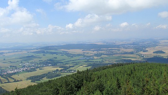 Widok w stronę Góry Parkowej. Z lewej widać zabudowania miasta Zlaté Hory.