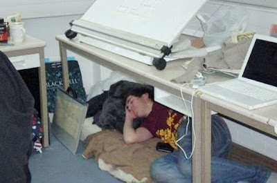 Auf Arbeit unter dem Tisch schlafen Auf Arbeit unter dem Tisch schlafen