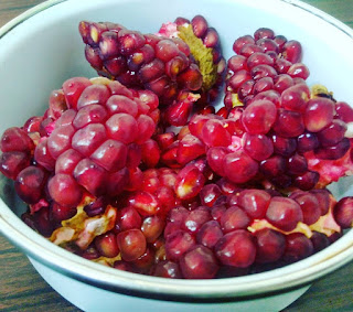 Catat !! Ini Manfaat Biji Delima Bagi Kesehatan Tubuh Kita  Delima adalah salah satu dari sekian banyaknya jenis buah yang mengandung banyak manfaat Catat !! Ini Manfaat Biji Delima Bagi Kesehatan Tubuh Kita