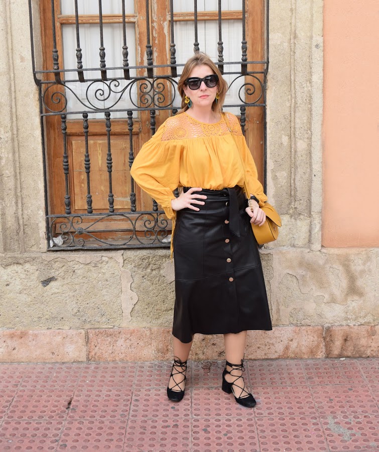 Falda_midi_con_blusa_crochet_mostaza