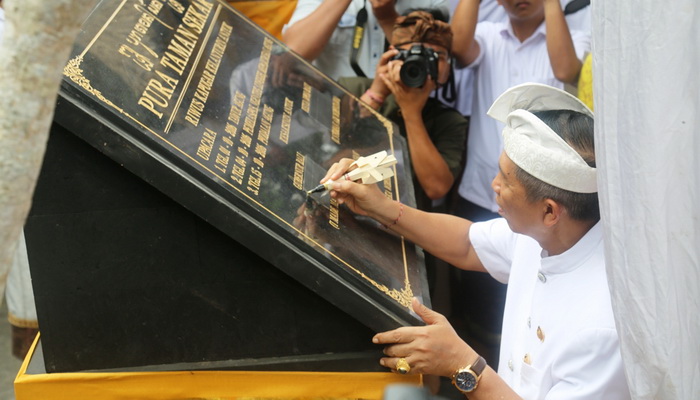 Habiskan Rp5 Miliar, Gubernur Bali Teken Parasasti Pura Taman Sekar