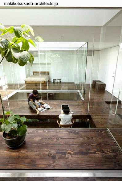 Planta alta vista desde el patio jardín menor algo más elevado Interior planta alta de residencia Minimalista en Tokio