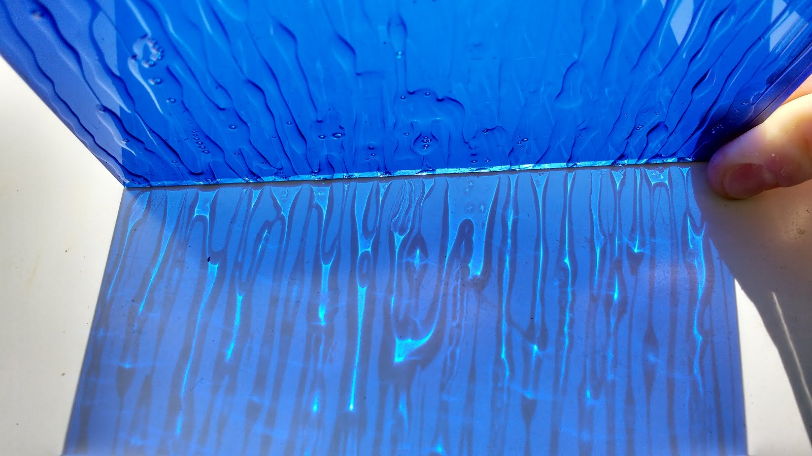 knutsellijm op gekleurd plexiglas
