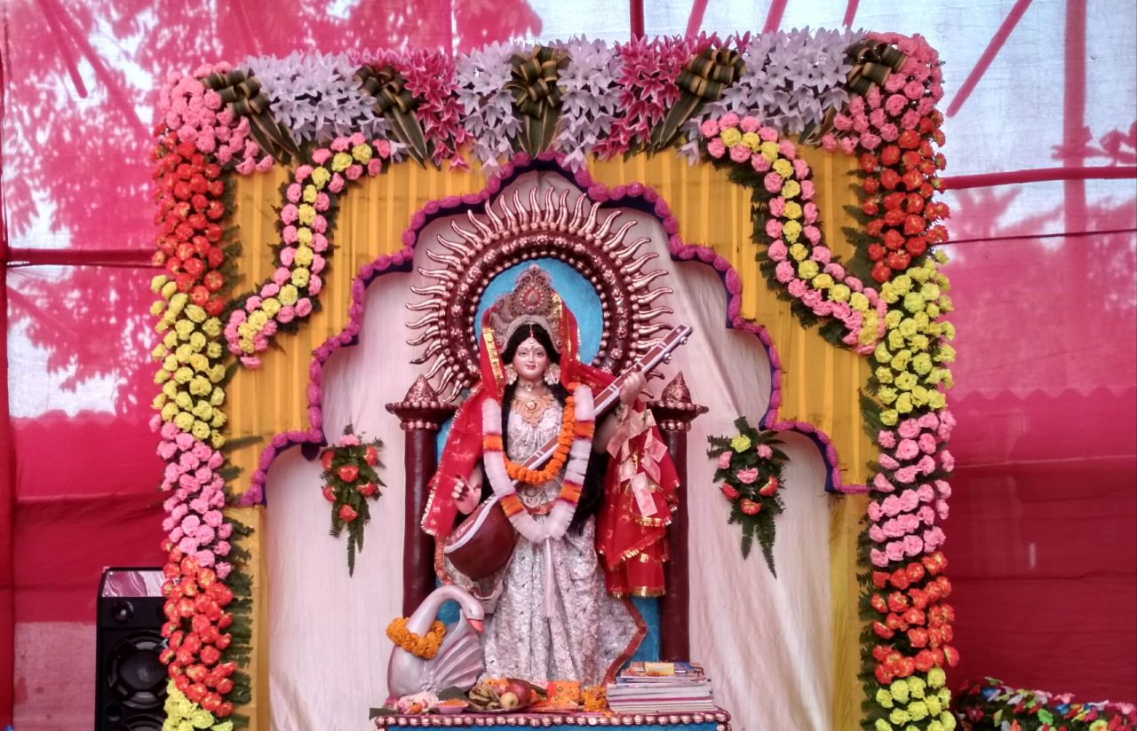 धूमधाम से मनाया गया सरस्वती पूजा, हर ओर बना है आकर्षक पंडाल - मधेपुरा खबर  Madhepura Khabar