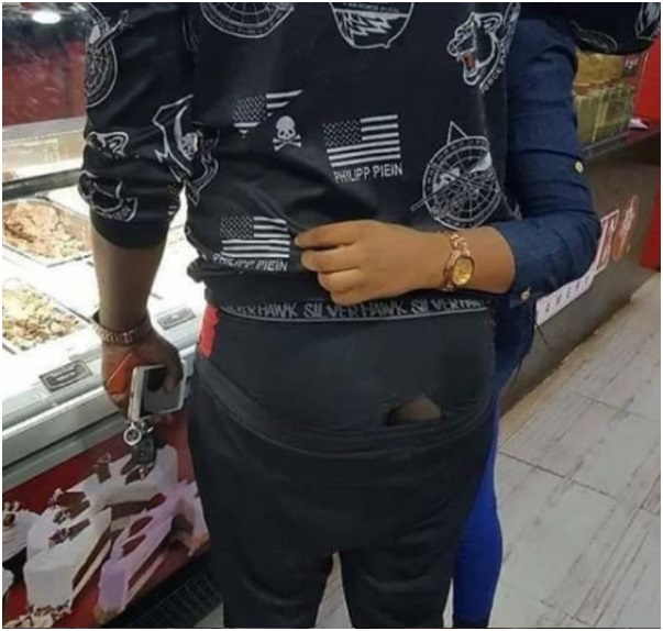 Smartly dressed man with a torn underwear embarrasses himself in a shopping mall, Wanaume pris!!!!!! (PHOTO) 2 - Smartly dressed man with a torn underwear embarrasses himself in a shopping mall, Wanaume pris!!!!!! (PHOTO)