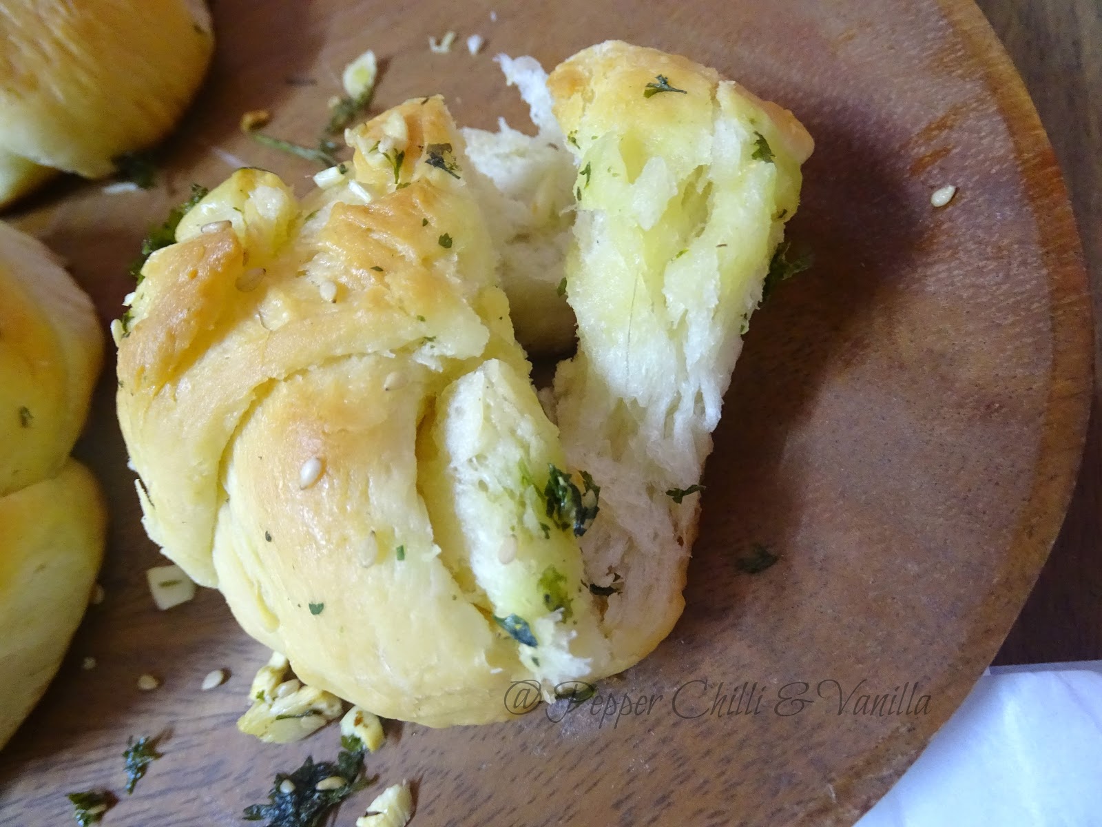Butter Garlic Knots/Eggless Butter Garlic Knots/Eggless Dinner rolls