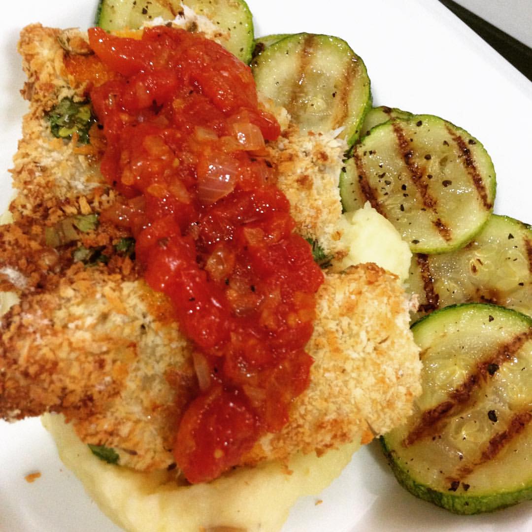 Nanda Mia! Filé de Tilápia Empanado ao Molho Marinara