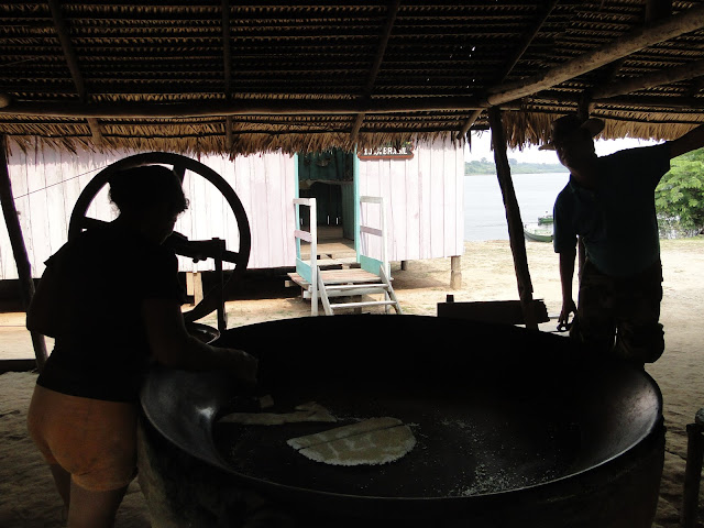 Passeio em comunidade local na Amazonia: tapioca Viagem pela Amazonia Brasil