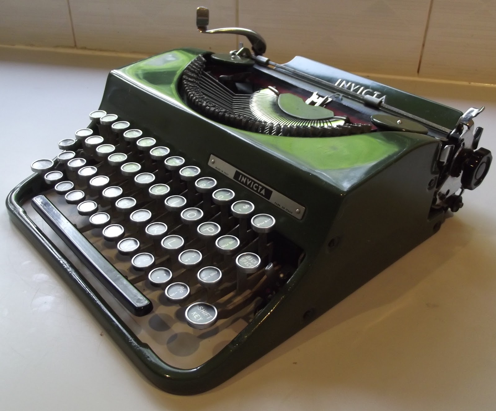 oz.Typewriter Olive Green (Olivetti) Invicta Portable Typewriter