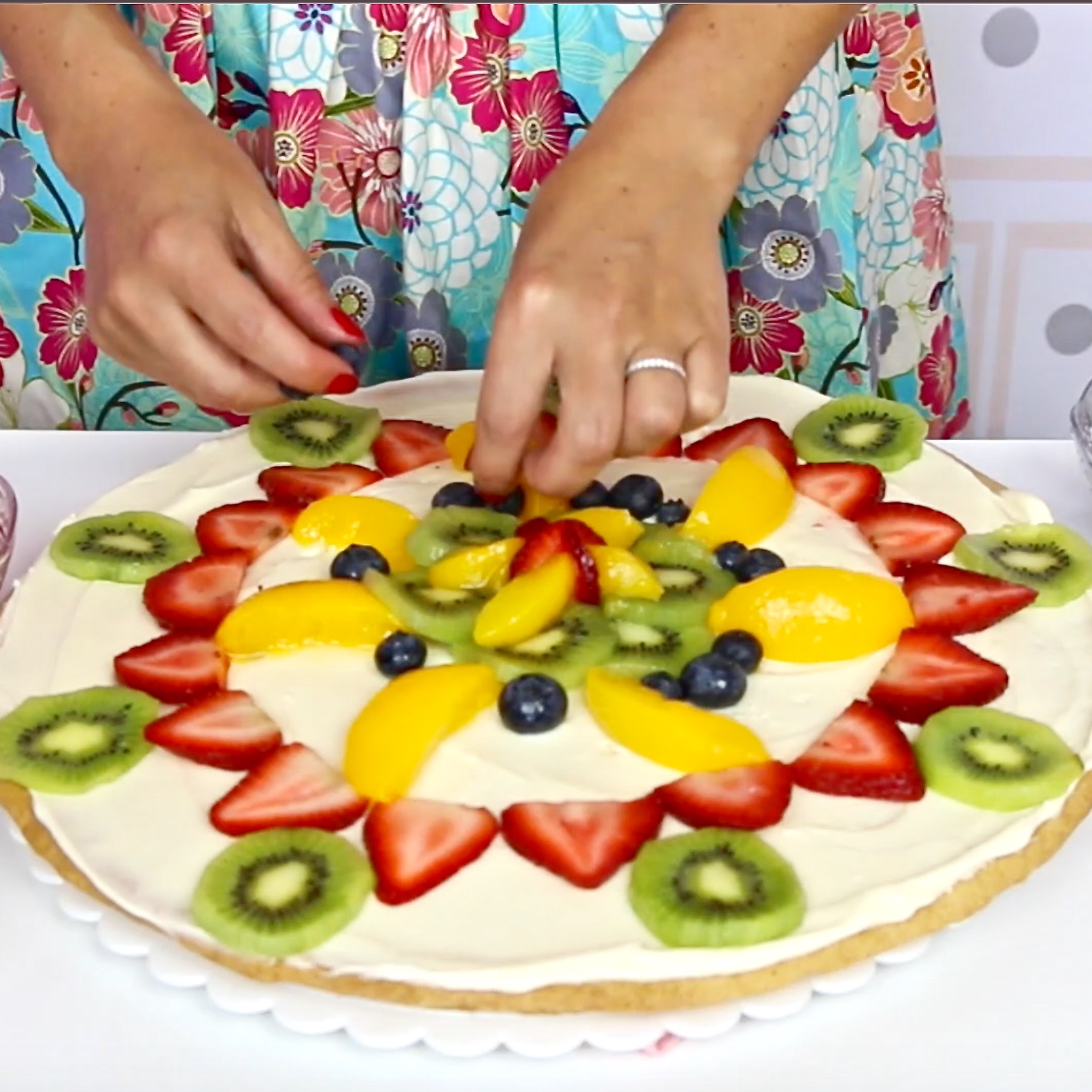 {VIDEO} Sugar Cookie Fruit Pizza with Cream Cheese Frosting The