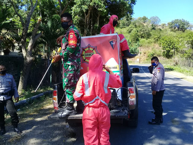 Cegah Penularan Covid-19, Koramil Sekongkang dan Sat Brimob Semprot Disinfektan Fasilitas Umum Cegah Penularan Covid-19, Koramil Sekongkang dan Sat Brimob Semprot Disinfektan Fasilitas Umum