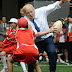 En amistoso de rugby, el Alcalde de Londres arrolla a un niño japonés