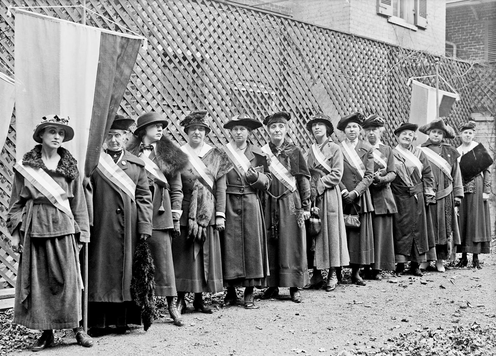 Женщина после революции. Женщины 1917. Мода после революции 1917. Женская мода 1917. Женщины в 1917 одежда.