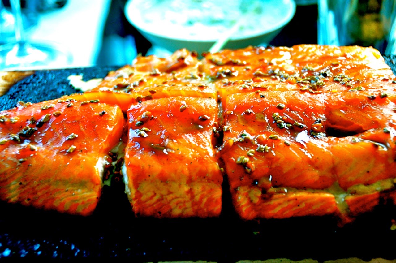 Красная рыба кусочками в духовке. Запеченный лосось с рисом. Семга приготовленная. Запечённая лосось в духовке с рисовой лапшой. Запеченный лосось от Лазерсона.