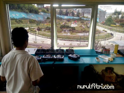 Petugas mengawasi kereta api mini di Floating Market