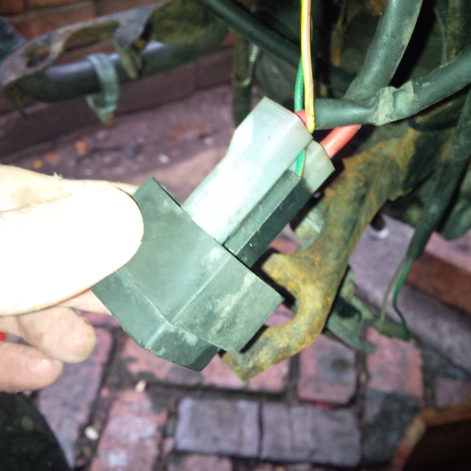 APRILIA RS 125 Aprilia RS 125 starter relay removal refitting