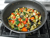 Salteando las verduras para el risotto.