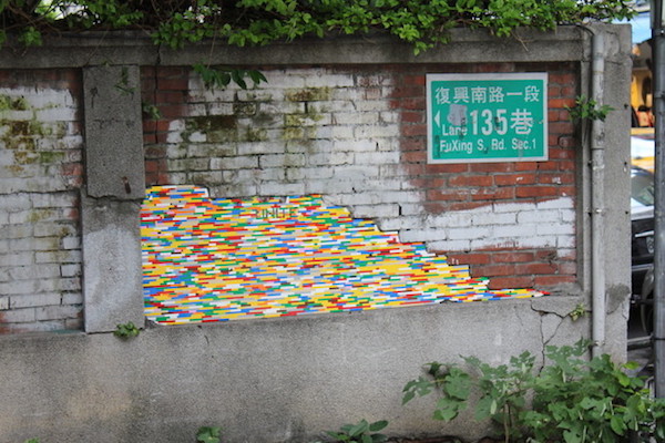 レゴでは街中の破損も修復できる？レゴで街を修復するアーティスト8枚【a】