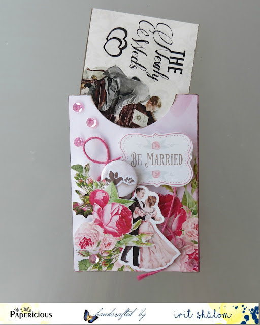 And this is how it looks with the gift card holder inside the box.
