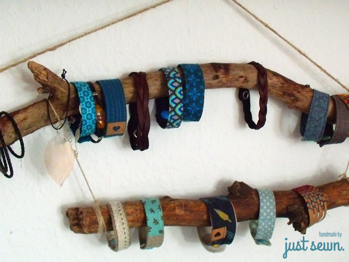 DIY Armbandhalter aus Ästen just sewn.