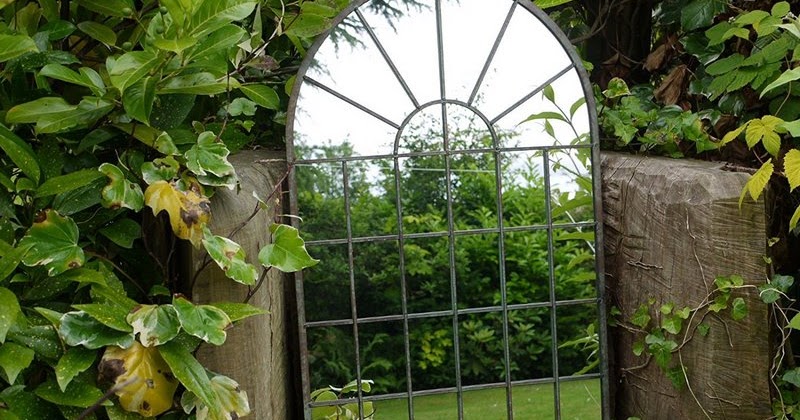 Espejos en el jardín