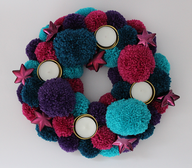DIY-Basteltipp für einen Adventskranz aus Pompons von Ars Vera. DIY-Basteltipp für einen Adventskranz aus Pompons von Ars Vera.