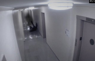 fantasma ataca a un hombre en un corredor pasillo