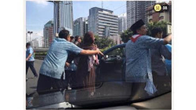 Heboh!!! Beredar Foto Ibu Gendong Anak yang Dipaksa Turun dari Taksi Heboh!!! Beredar Foto Ibu Gendong Anak yang Dipaksa Turun dari Taksi