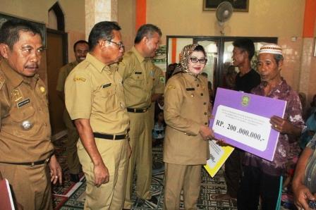 Pemkab Subang Beri Bantuan Rp 1,1 Miliar Untuk Korban Banjir Bandang Cisalak Pemkab Subang Beri Bantuan Rp 1,1 Miliar Untuk Korban Banjir Bandang Cisalak