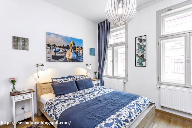 Маленькая двухкомнатная квартира приобрела особую атмосферу благодаря серому и синему цвету