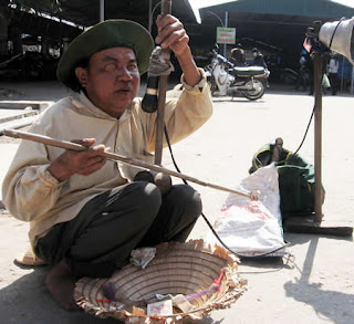 Chuyện kể về người nghệ sĩ mù kéo nhị Hát nhạc đám ma Phụ Tử Tình Thâm Chuyện kể về người nghệ sĩ mù kéo nhị Hát nhạc đám ma Phụ Tử Tình Thâm