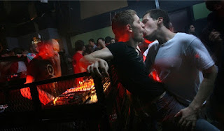 Chemsex: Nueva moda sexual multiplica los casos de VIH en EE.UU. y Europa La práctica combina el consumo de drogas sintéticas con el sexo entre hombres. Chemsex: Nueva moda sexual multiplica los casos de VIH en EE.UU. y Europa La práctica combina el consumo de drogas sintéticas con el sexo entre hombres.