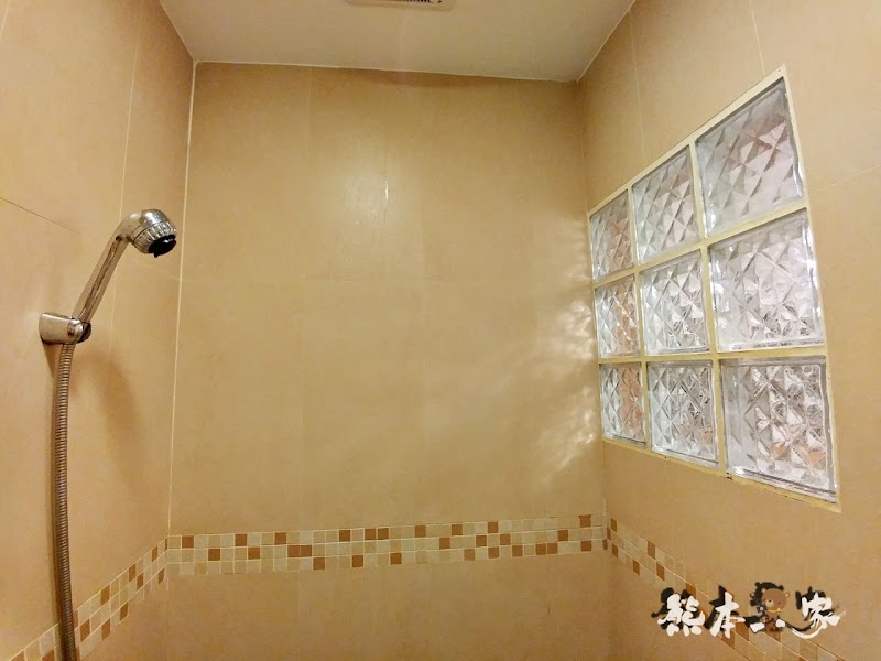 苗栗飛牛牧場親子住宿|牧場原墅家庭房|森林芬多精相伴的童趣屋