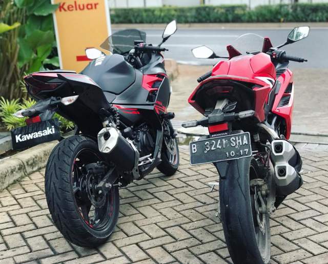 Ketika_CBR250RR_Ninja250Fi_Di_Jejer_Belakang Ketika_CBR250RR_Ninja250Fi_Di_Jejer_Belakang