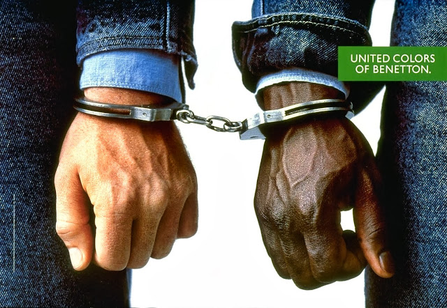 United Colors of Benetton, de 1989: propaganda de um homem negro algemado a um homem branco.